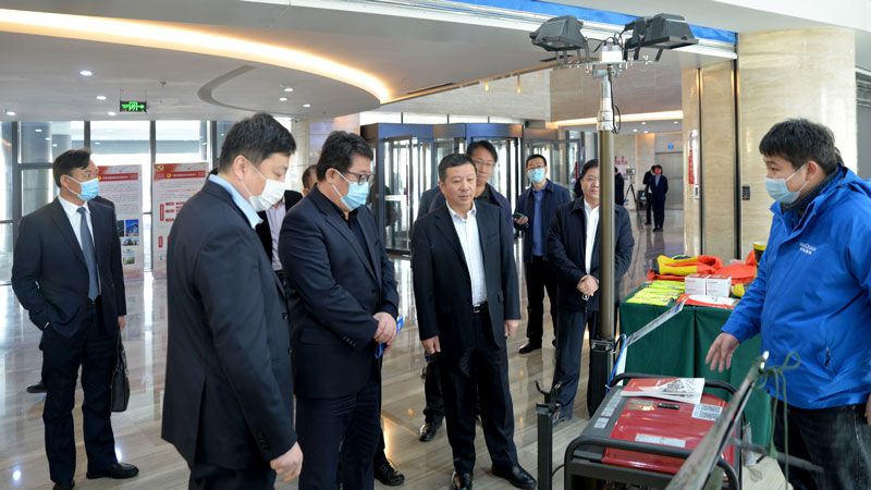 濰坊市領(lǐng)導蒞臨華全集團展位，詳細詢問公司發(fā)展情況、產(chǎn)品情況等